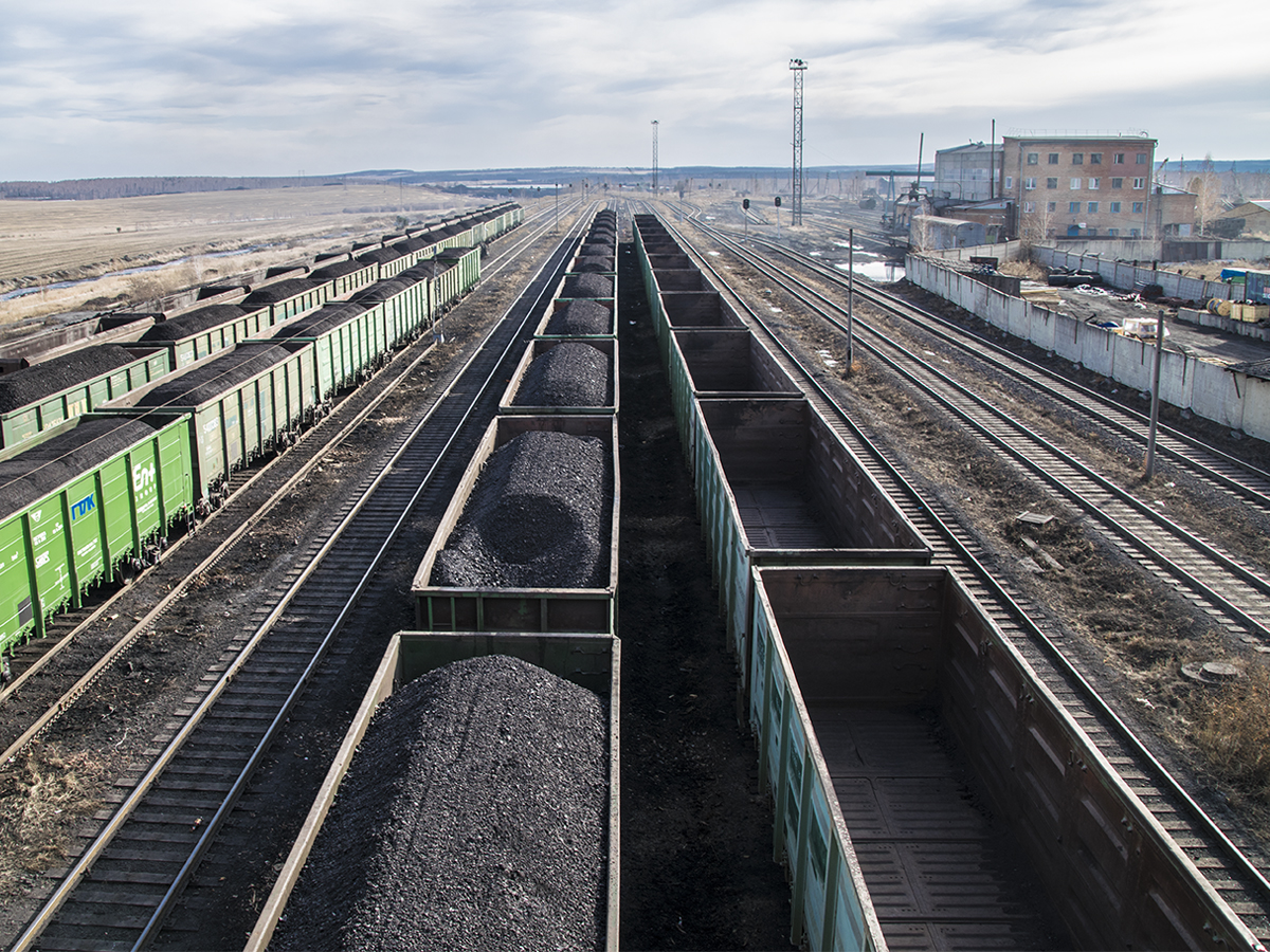 После обработки на обогатительной фабрике высококачественный уголь отправляют на продажу.